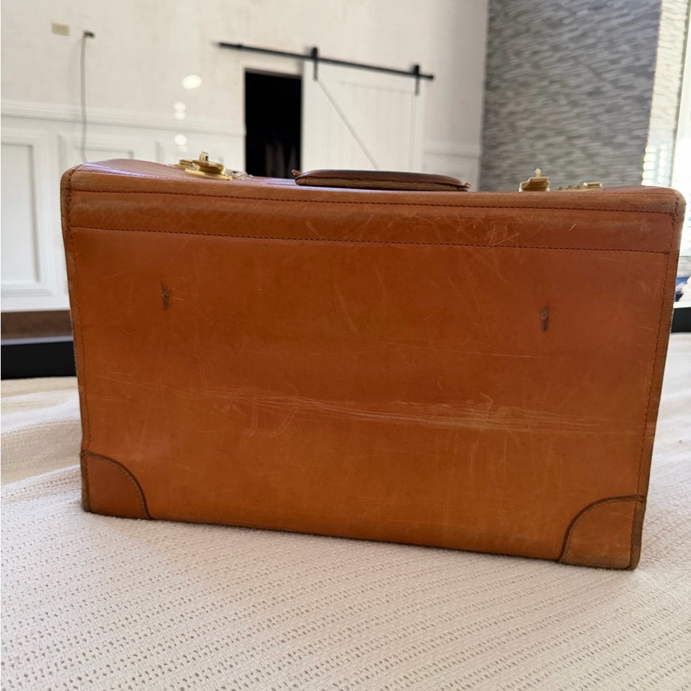Elegant vintage pegasus Tan Leather suitcase